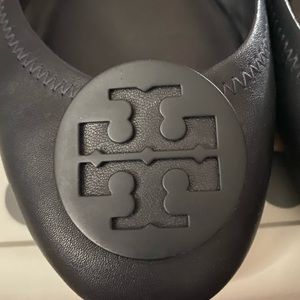 Tory Burch ballet flats in Tory Navy💙